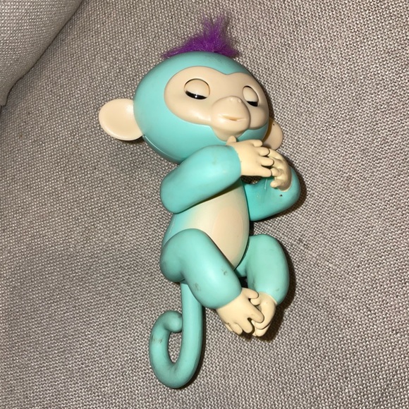 Fingerlings Monkey - Zoe (Seafoam Green with Purple hair) - Interactive Baby Pet - Picture 3 of 13
